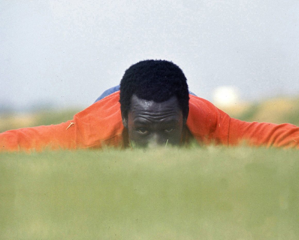 Doentes por Futebol - Alhaji Momodo Njie, popularmente conhecido como Biri  Biri, foi o primeiro jogador negro a vestir a camisa do Sevilla, entre 1973  e 1978, jogando 99 partidas e marcando