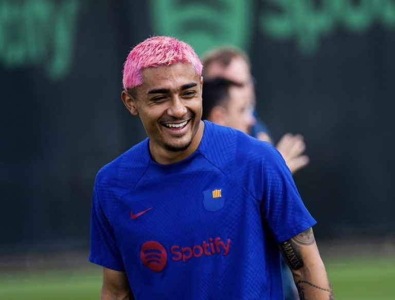 Julián Araujo, el del pelo rosa