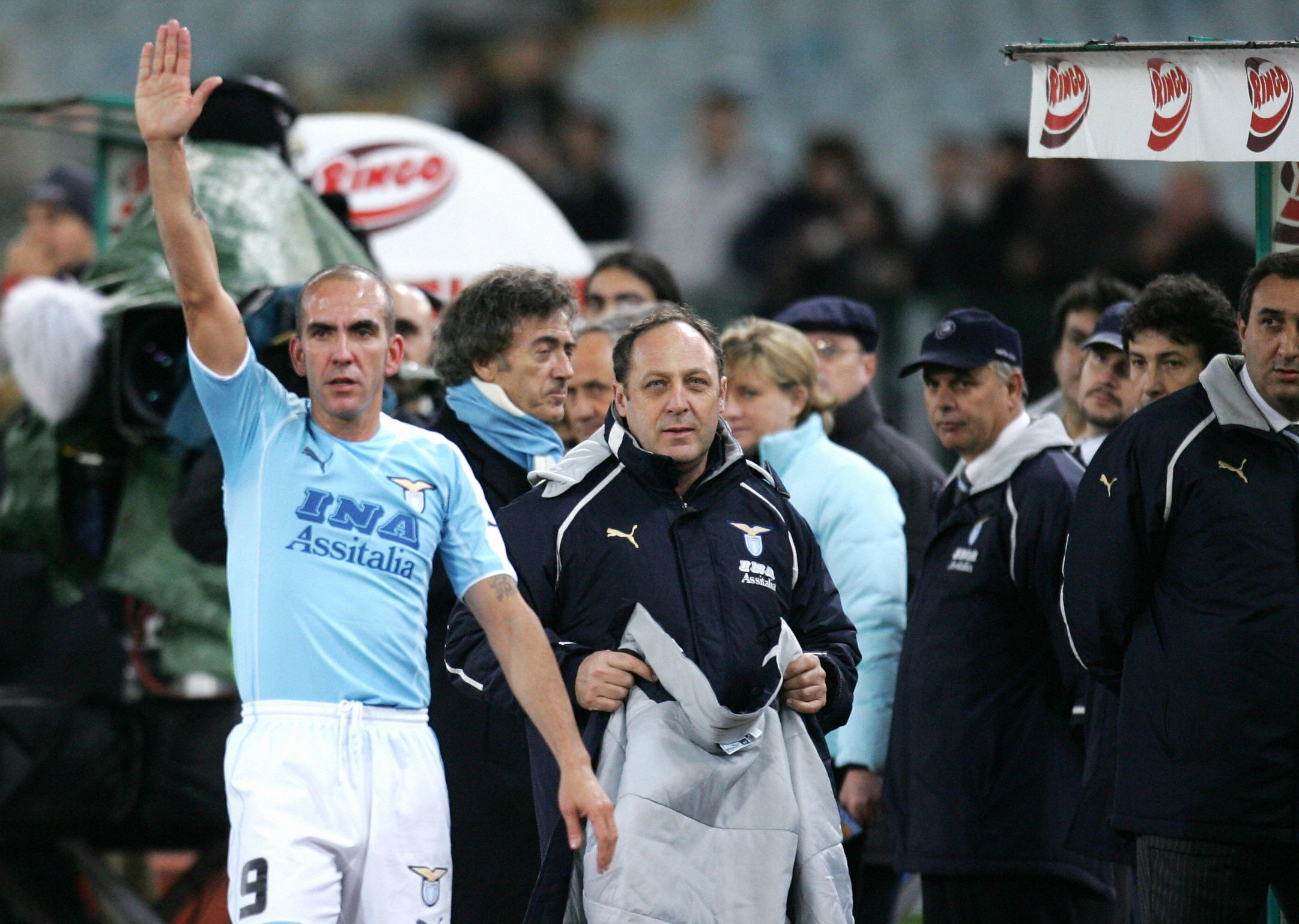 Paolo Di Canio haciendo el saludo fascista con la camiseta de la Juventus